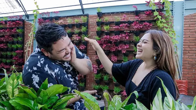 6 Potret Persahabatan Ivan Gunawan dan Maharani Kemala, Dikabarkan Saling Sindir