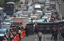 FOTO: Padat Merayap Lalu Lintas di Depan KPU DKI Saat Cagub-Cawagub Daftar Pilkada Jakarta