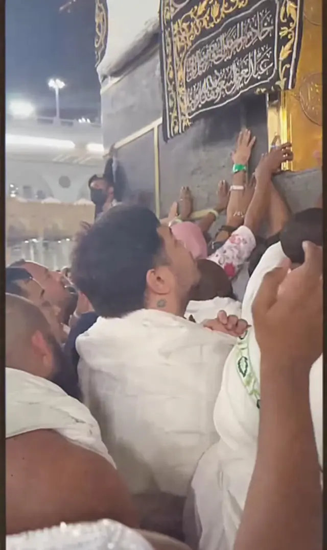 5 Potret Ivan Gunawan berjuang menyentuh Multazam Kabah, tempat mustajab untuk berdoa