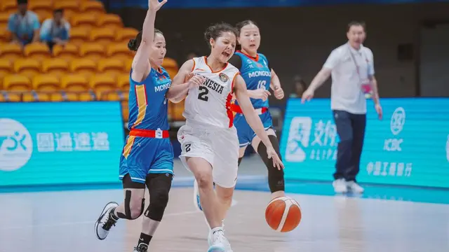 Aksi timnas basket putri saat melawan Mongolia di Asian Games 2023