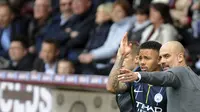 Manajer Manchester City Pep Guardiola memberikan instruksi kepada Gabriel Jesus dalam laga kontra Burnley pada pekan ke-36 Liga Inggris di Turf Moor, Burnley, Minggu (28/4/2019). City menang 1-0 (AP Photo/Rui Vieira)