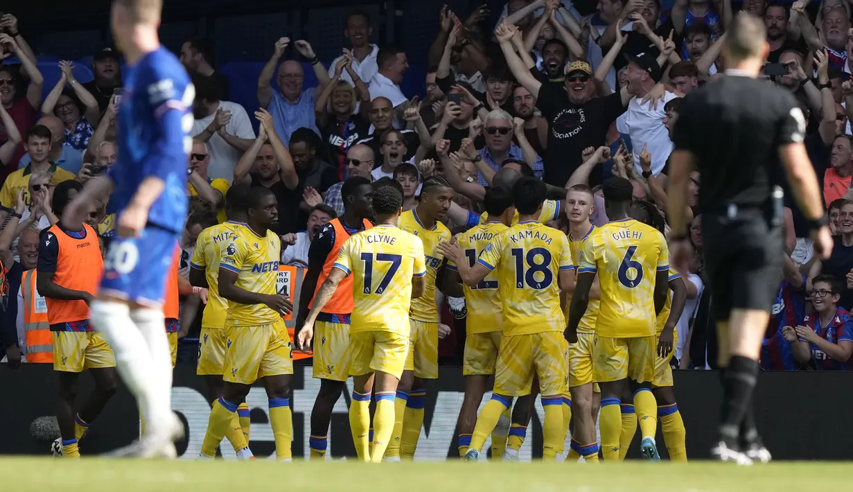 Pemain Crystal Palace merayakan gol yang dicetak oleh Eberechi Eze pada laga lanjutan Liga Inggris 2024/2025 melawan Chelsea yang berlangsung di Stamford Bridge, London, Inggris, Minggu (01/09/2024). (AP Photo/Frank Augstein)