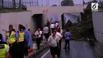 Tebing underpass di jalan perimeter selatan longsor akibat hujan lebat. Sebuah mobil berpenumpang dua orang tertimbun longsoran.