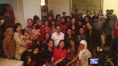 Pebalap Manor Racing asal Indonesia, Rio Haryanto, berfoto bersama warga negara Indonesia dalam acara meet and greet di kantor Konsulat Jenderal RI di Shanghai, China, Rabu (13/4/2016). (Rio Haryanto Media)