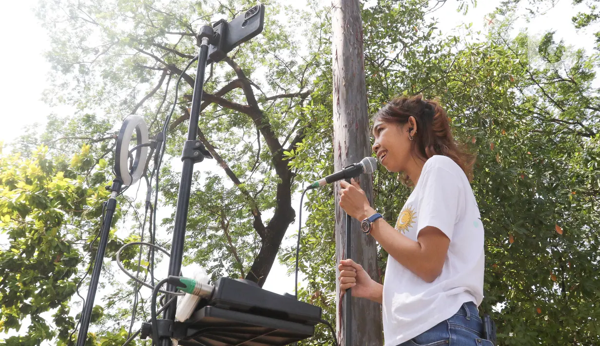 Mereka memanfaatkan ridangnya pepohonan di Kawasan KBT, Duren Sawit untuk meraup untung. (Liputan6.com/Herman Zakharia)