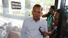 Mantan Ketua Komisi II DPR periode 2009-2014 Chairuman Harahap tiba di Gedung KPK untuk menjalani pemeriksaan di Jakarta, Selasa (11/10). Pemeriksaan itu terkait kasus dugaan korupsi pengadaan KTP Elektronik tahun 2011-2012. (Liputan6.com/Helmi Affandi)