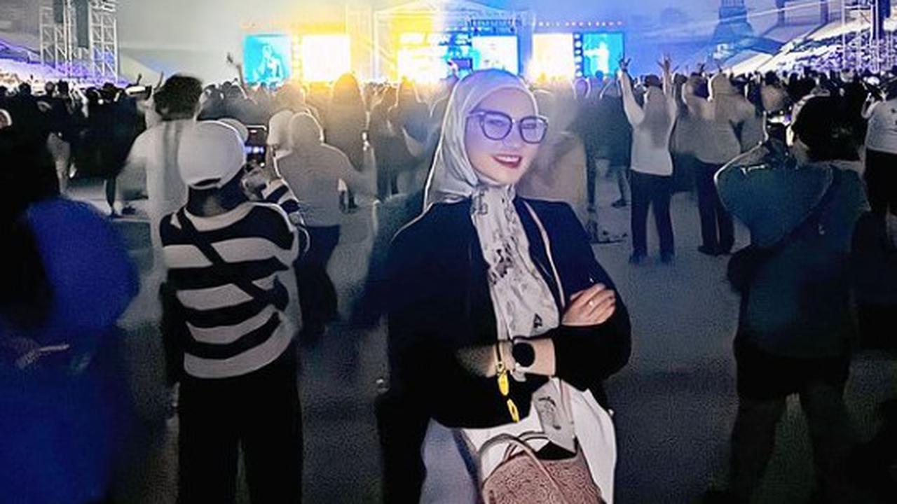 Cerita Stafsus Presiden Angkie Yudistia Nonton Konser Sheila On 7 Sambil Sontek Gerakan Bibir Penonton Lain