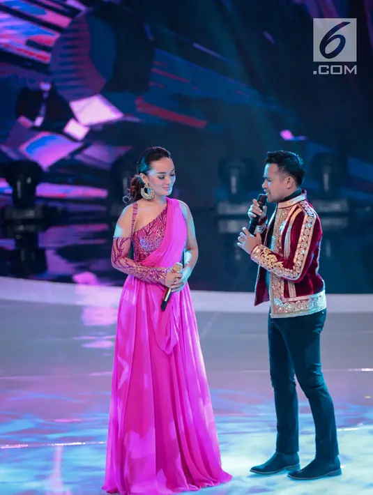 Aksi pedangdut Fildan dan Zaskia Gotik saat tampil dalam Indonesian Dangdut Awards 2018 di Studio 5 Indosiar, Jakarta, Jumat (12/10). Mereka membawakan lagu Koi Mil Gaya dan Tum Hi Ho. (Liputan6.com/Faizal Fanani)