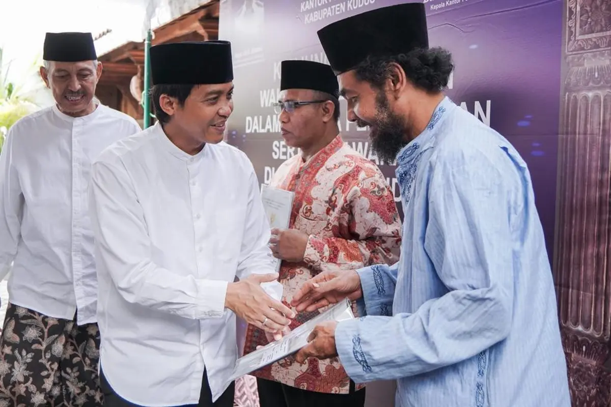 Wakil Menteri Agraria dan Tata Ruang/Badan Pertanahan Nasional (ATR/BPN), Raja Juli Antoni, menyerahkan sertifikat tanah wakaf milik NU dan Muhammadiyah (Istimewa)