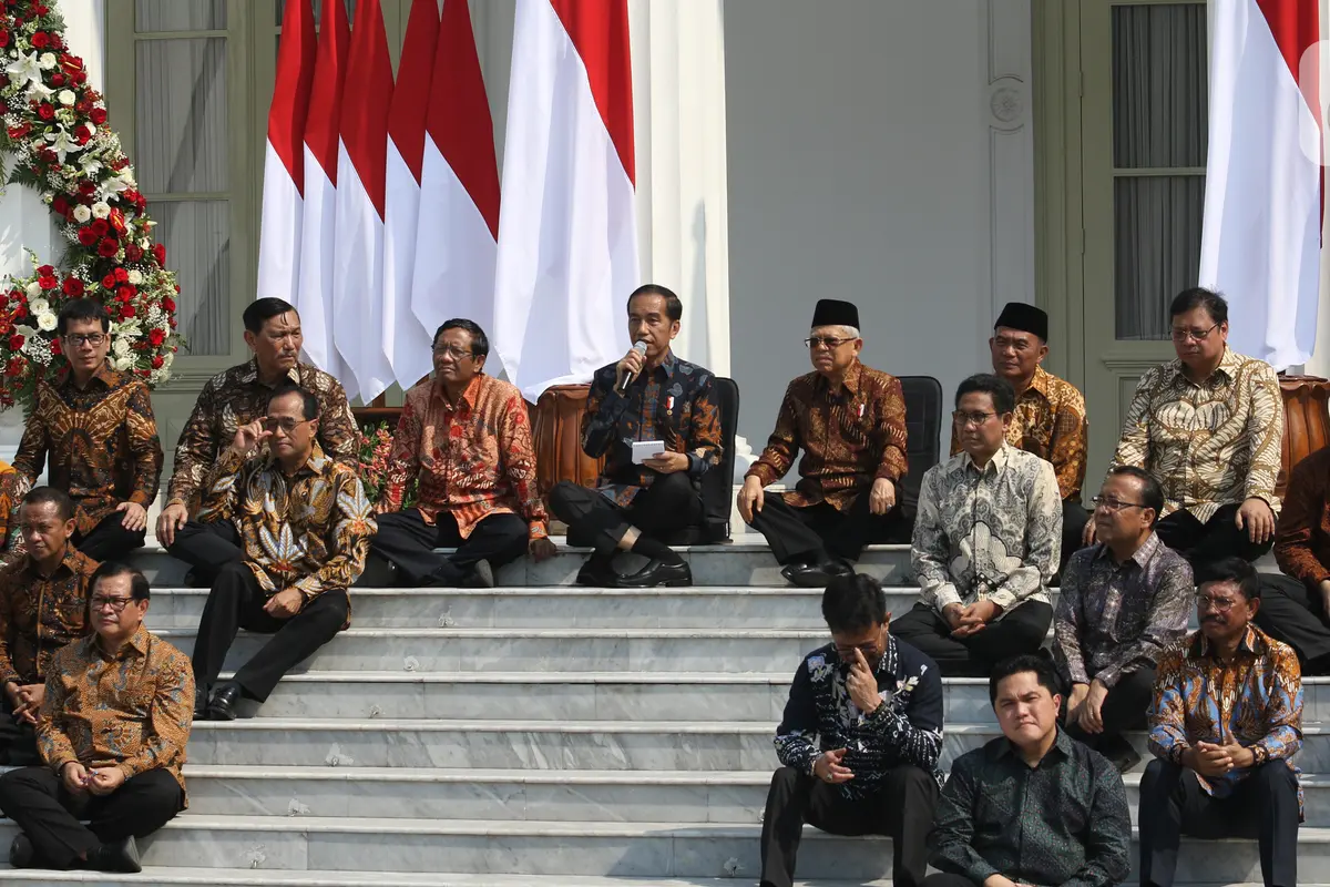 Sambil Lesehan, Jokowi Kenalkan Menteri Kabinet Indonesia Maju