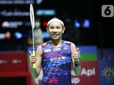 Pebulu tangkis tunggal putri Taiwan Tai Tzu Ying melakukan selebrasi usai mengalahkan pebulu tangkis tunggal putri China Wang Zhi Yi pada pertandingan final East Ventures Indonesia Open 2022 di Istora Senayan, Jakarta, Minggu (19/6/2022). Tai Tzu Ying menjuarai East Ventures Indonesia Open 2022 usai mengalahkan Wang Zhi Yi dengan skor 21-23, 21-6, dan 21-15. (Liputan6.com/Faizal Fanani)
