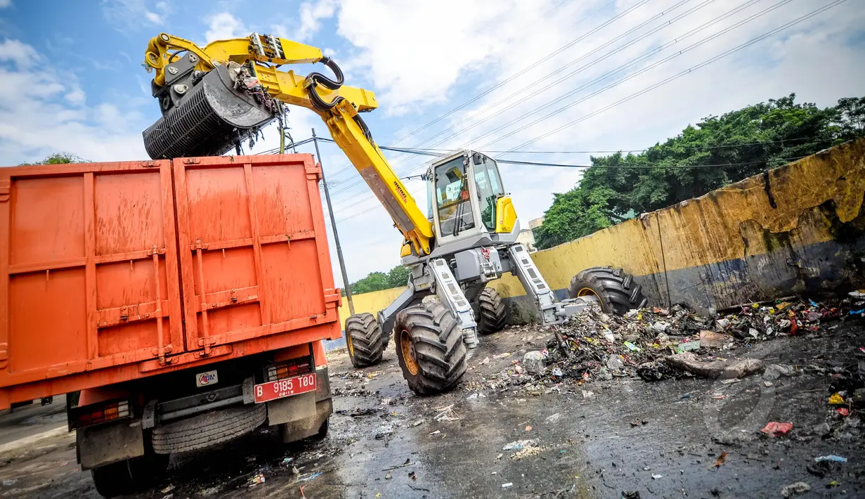 Petugas menggunakan alat berat eskavator spider membersikan sampah di sodetan Kali Sekretaris, Jakarta, Kamis (9/4/2015). Tampak eskavator spider saat memindahkan tumpukan sampah di sisi sodetan Kali Sekretaris. (Liputan6.com/Faizal Fanani)