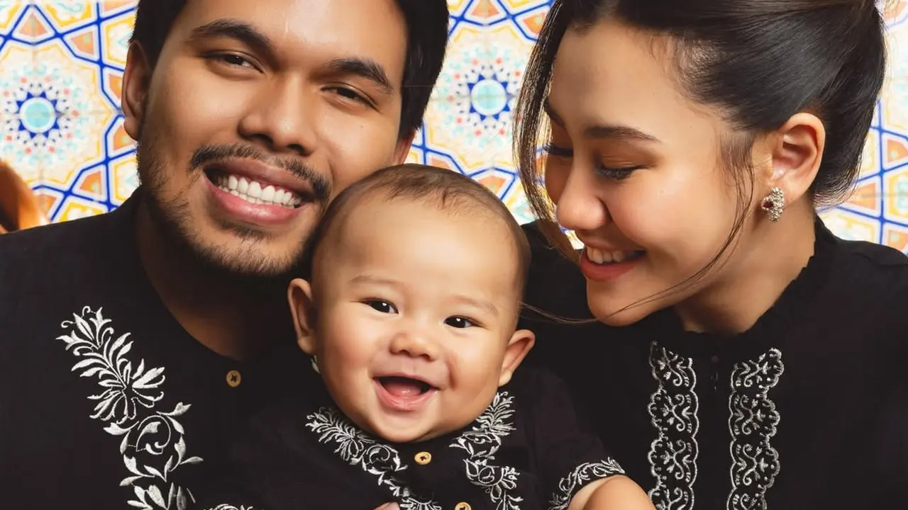 Aaliyah Massaid Tampil Kompak Bersama Suami dan Putranya Kenakan Busana Muslim Serba Hitam cocok untuk bulan Ramadan tahun ini. [@bohopannaofficial]
