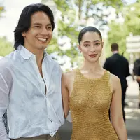 Lihat di sini gaya couple Ameera Khan dan Jefri Nichol di Hermes Show Paris. [@litlemisskhan].