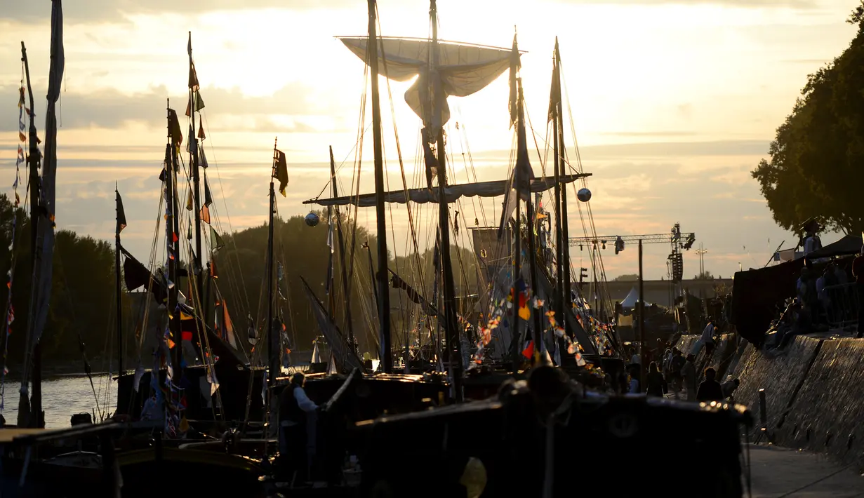 Pemandangan sungai Loire yang dipenuhi perahu saat matahari terbenam di Orleans, Prancis (24/9). Dalam festival ini puluhan hingga ratusan perahu berkumpul di sungai Loire untuk memeriahkan acara. (AFP Photo/Guillaume Souvant)