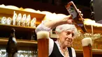 Kathi Kink (91) menuangkan bir kedalam gelas pesanan pengunjung di restoran 'Zum Goldenen Tal' di Weyarn, Jerman. Foto diambil pada 1 Februari 2015. (REUTERS/Michaela Rehle)