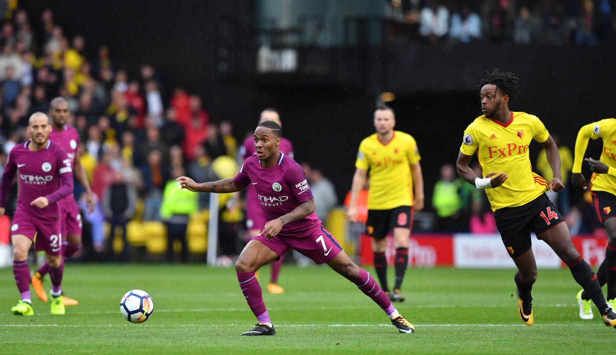 Aksi pemain Manchester City, Raheem Sterling (tengah) melewati adangan pemain Watford pada lanjutan Premier League di Vicarage Road, Watford, (16/9/2017). Manchester City menang 6-0. (AFP/Ben Stansall)
