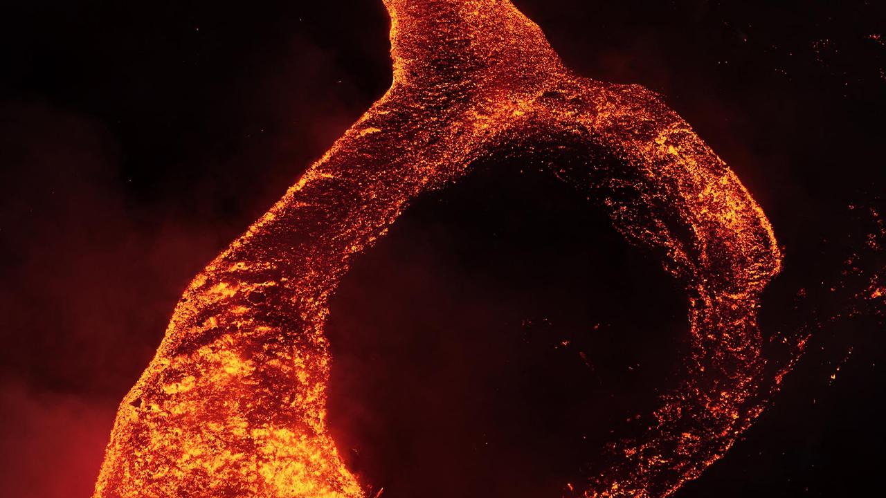 Luncuran Lava Cair Gunung Etna Membentuk Sungai Api Spektakuler