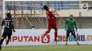 Pemain Persik Kediri Fariz Aditama mengontrol bola dengan dada saat melawan Madura United dalam pertandingan babak penyisihan Grup C Piala Menpora 2021 di Stadion Si Jalak Harupat, Bandung, Sabtu (3/4/2021). (Bola.com/Ikhwan Yanuar)