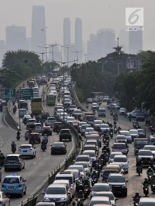 Kendaraan bermotor melaju tersendat di Jalan KH. Abdullah Syafei arah Kuningan-Pondok Kopi, Jakarta, Senin (9/9/2019). Kemacetan menumpuk di jalur alternatif akibat pengendara mobil menghindari ruas jalan yang terdampak aturan perluasan ganjil genap. (merdeka.com/Iqbal Nugroho)