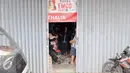 Sejumlah pedagang mulai beraktifitas pasca bentrokan menolak penggusuran pada Kamis (20/08) di Jalan Jatinegara Barat, Sabtu (22/08/2015). Kini para pedagang mulai kembali beraktifitas walau belum ramai seperti biasa. (Liputan6.com/Andrian M Tunay) 