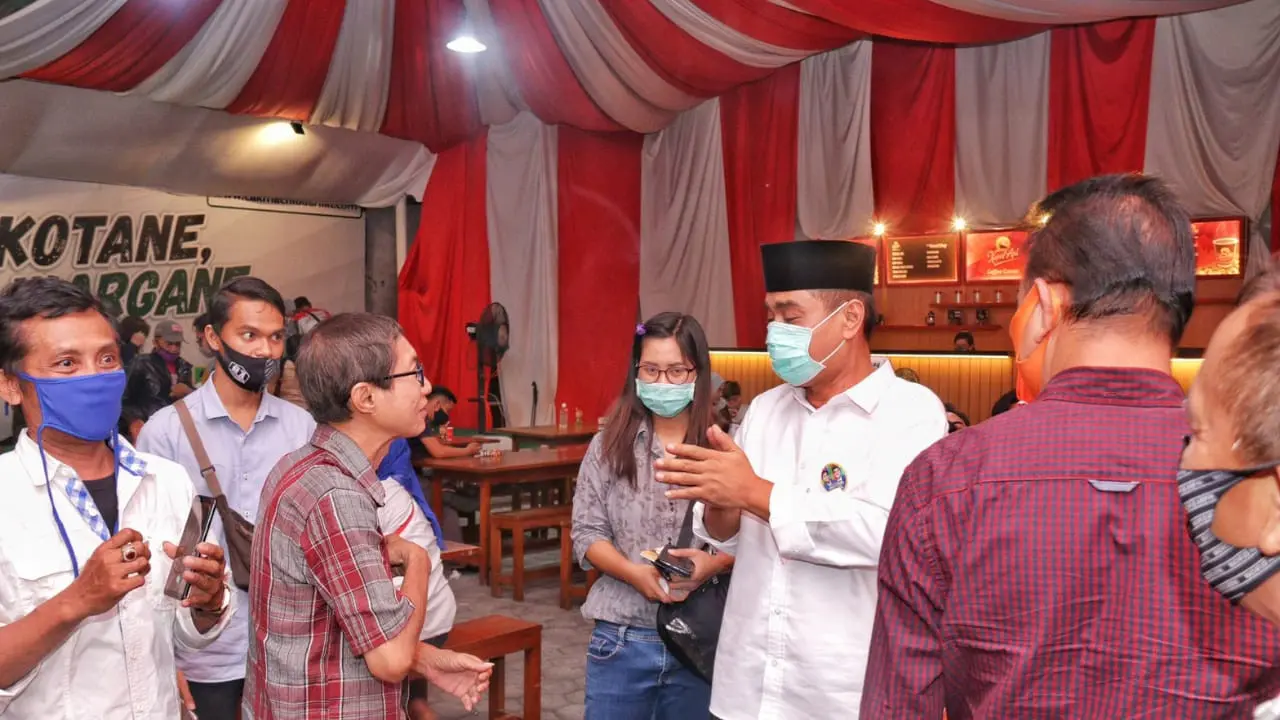 Mujiaman mendapatkan pin dukungan dari warga Surabaya. (Foto: Istimewa)