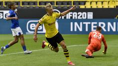 Penyerang Borussia Dortmund, Erling Haaland, melakukan selebrasi usai membobol gawang Schalke 04 pada laga Bundesliga di Stadion Signal Iduna Park, Sabtu (16/5/2020). Dortmund menang 4-0 atas Schalke 04. (AP/Martin Meissner)
