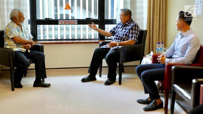 Presiden RI ke-6 Susilo Bambang Yudhoyono (SBY) berbincang dengan mantan PM Timor Leste Xanana Gusmao yang menjenguk Ani Yudhoyono di NUH Singapura, Minggu (24/2). Xanana diketahui bersahabat baik dengan SBY. (Liputan6.com/HO/Anung Anandito)