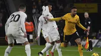 Casemiro dari Manchester United, tengah, ditangani oleh Matheus Cunha dari Wolverhampton Wanderers selama pertandingan sepak bola Liga Premier Inggris antara Wolverhampton Wanderers dan Manchester United di Stadion Molineux di Wolverhampton, Inggris, Kamis, 1 Februari 2024. (AP Photo/Rui Vieira )