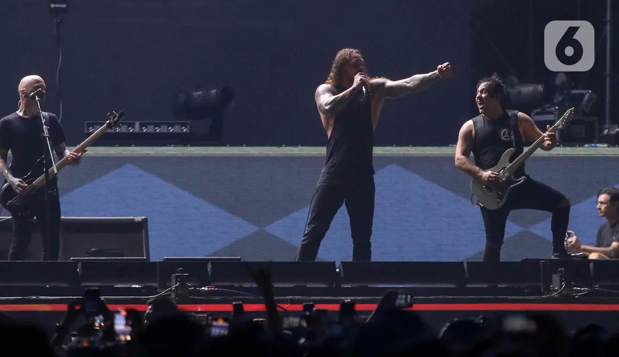 Aksi panggung grup band asal  Amerika As I Lay Dying saat tampil dalam Festival musik hammersonic 2024 di Pantai Carnaval Ancol, Jakarta, Minggu (5/5/2024). (Liputan6.com/Herman Zakharia)
