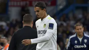 Pascal Struijk diganjar kartu merah kala laga Leeds United kontra Liverpool. Ia melakukan pelanggaran serius dengan menjegal penyerang The Reds, Harvey Elliot hingga mengalami cedera parah. Laga tersebut berakhir dengan kekalahan telak Leeds United 0-3 dari Liverpool. (Foto: AP/Rui Vieira)