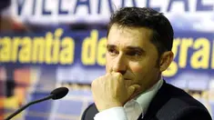 Gaya pelatih baru Villarreal, Ernesto Valverde saat presentasinya yang pertama di Madrigal Stadium, Villarreal, 3 Juni 2009. AFP PHOTO/DIEGO TUSON 