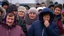 Para pelayat bereaksi di samping jenazah Oleksandr Maksymenko (38) saat pemakamannya di kampung halamannya di Kniazhychi, sebelah timur Kyiv, Ukraina, 13 Februari 2023. Oleksandr Maksymenko, seorang warga sipil yang menjadi sukarelawan di angkatan bersenjata Ukraina, tewas dalam pertempuran di daerah Bakhmut. (AP Photo/Emilio Morenatti)