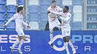 AC Milan meraih kemenangan 2-1 atas Sassuolo pada laga pekan ke-13 Serie A di Stadio Mapei, Minggu (20/12/2020) malam WIB. (AFP/Alberto Pizzoli)