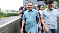 Mantan Mendagri Gamawan Fauzi (kedua kiri) meninggalkan Gedung KPK usai menjalani pemeriksaan, Jakarta, Rabu (8/11). Gamawan diperiksa terkait kasus dugaan korupsi KTP Elektronik. (Liputan6.com/Helmi Fithriansyah)