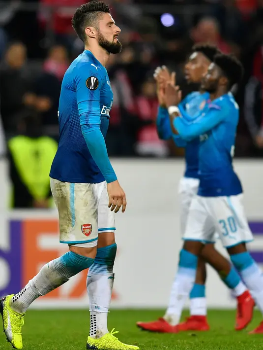 Pemain Arsenal, Olivier Giroud berjalan meninggalkan lapangan usai matchday kelima Liga Europa Grup H kontra FC Koln di RheinEnergieStadion, Jumat (24/11). Meski kalah 0-1 dari FC Koln, Arsenal tetap lolos sebagai juara Grup H. (AP/Martin Meissner)