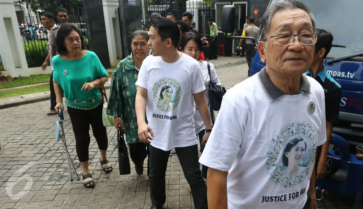 Para pendukung Mirna mengenakan kaos bertuliskan 'Justice for Mirna' tiba untuk menyaksikan sidang vonis di PN Jakarta Pusat, Kamis (27/10). Sidang ke-32 ini akan memutuskan vonis terkadwa Jessica Kumala Wongso. (Liputan6.com/Helmi Afandi)