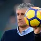 Pelatih Real Betis Quique Setien memegang bola saat anak asuhnya melawan Villarreal CF pada pertandingan Liga Spanyol di Stadion Benito Villamarin, Sevilla, 3 Februari 2018. Setien berpengalaman melatih Racing Santander, Poli Ejido, Logrones, Lugo, Las Palmas, dan Real Betis. (Cristina Quicler/AFP)