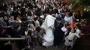 Pengantin Yahudi ultra-ortodoks Hannah Halbershtam datang bersama keluarganya ke upacara pernikahannya di kota ultra-ortodoks Bnei Brak, Israel, Selasa (20/8/2019. (AP Photo/Oded Balilty)
