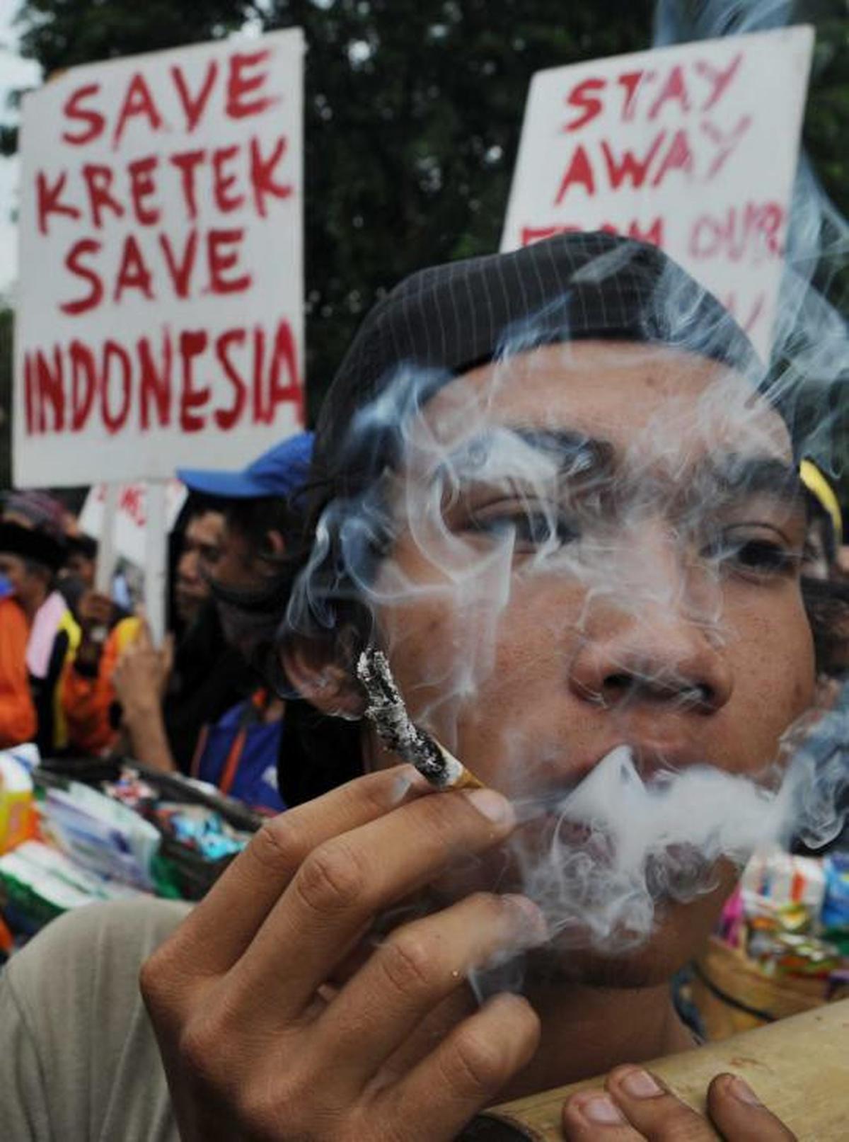 Tukang rokok dukung tembakau 