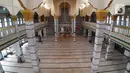 Suasana lantai atas Masjid Jami' Al Munawwar, Jakarta, Kamis (7/5/2020). Meski di tengah ancaman pandemi COVID-19, sejumlah umat muslim tetap memanfaatkan Masjid Jami' Al Munawwar untuk melaksanakan ibadah di bulan suci Ramadan 1441 H. (Liputan6.com/Helmi Fithriansyah)