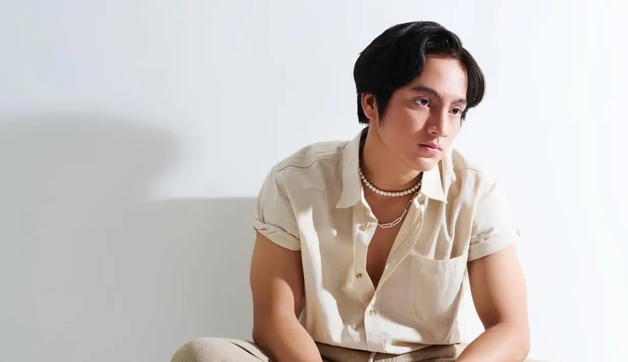 Dengan keberhasilannya di Para Pencari Tuhan Jilid 18, banyak yang berharap Sandy Pradana akan terus bersinar. Namanya makin populer, kehidupan bintang film Ayo Putus ini dikulik publik. Menilik dari berbagai sumber, aktor kelahiran 30 September 2000 ini diketahui sudah menikah tahun 2018 dengan wanita bernama Lanina Mega Hania dan bercerai tahun 2023. Kabar tersebut sempat ramai di media sosial. (Liputan6.com/IG/@sandypradana88)