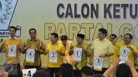 Calon Ketua umum Partai Golkar, Aziz syamsuddin, Mahyudin, Setya Novanto, Ade Komarudin, Erlangga Hartarto, dan Priyo Budi Santoso (dari kiri) menunjukan nomer urut Calon Ketua Umum Partai Golkar, Jakarta, Sabtu (7/5).(Liputan6.com/Johan Tallo)