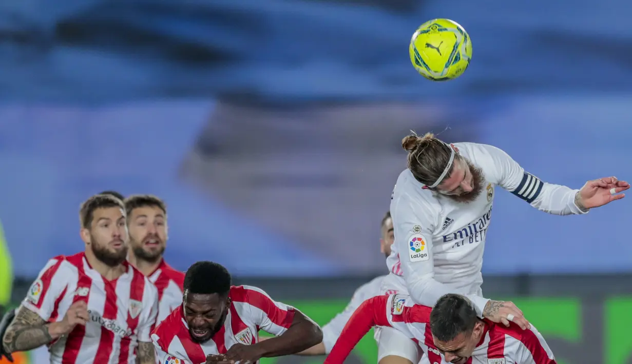 Bek Real Madrid, Sergio Ramos berusaha menyundul bola saat bertanding melawan Athletic Bilbao pada pertandingan La Liga Spanyol di di stadion Alfredo Di Stefano di Madrid, Spanyol, Rabu (16/12/2020). Madrid menang atas Bilbao 3-1. (AP Photo/Bernat Armangue)
