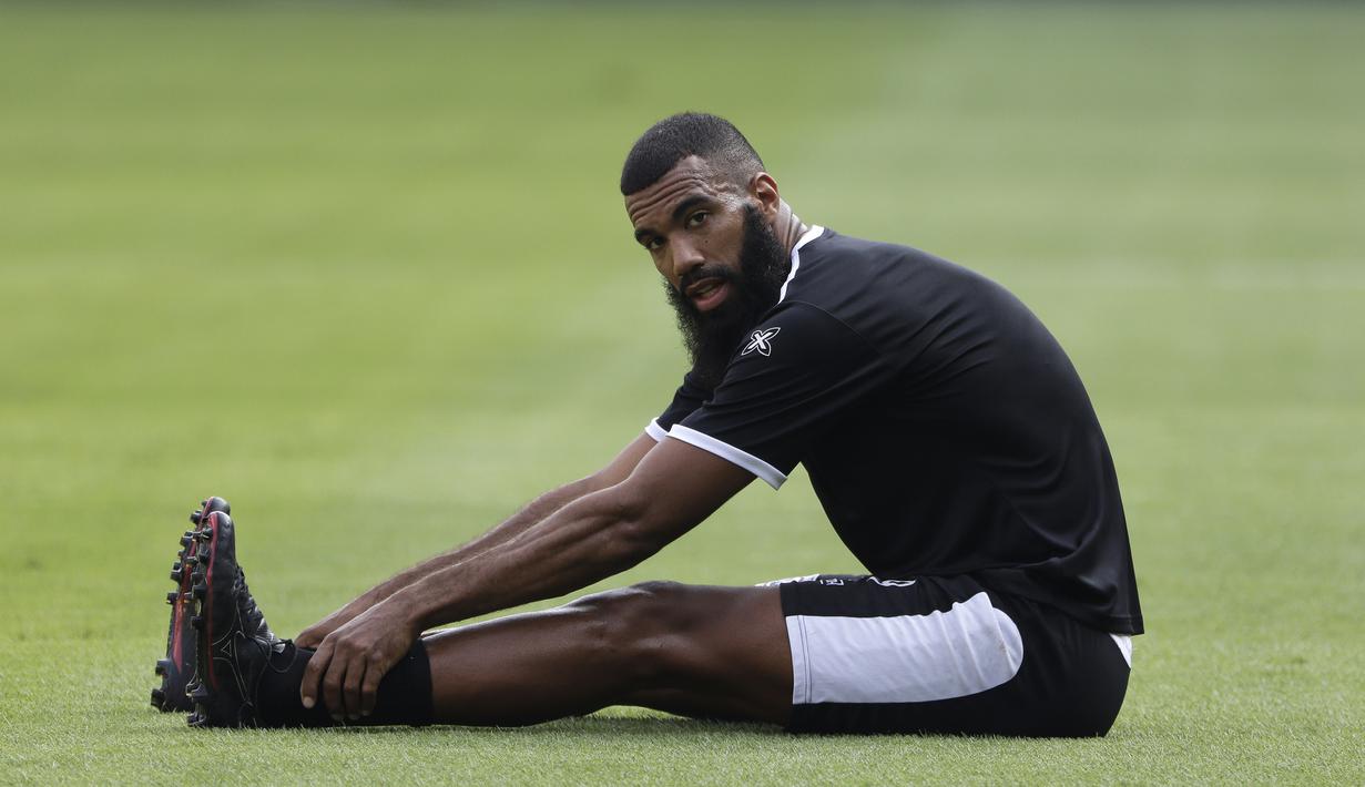 Pemain Arema FC, Sylvano Comvalius, melakukan pendinginan usai menjalani latihan di SUGBK, Jakarta, Jumat (2/8). Jelang hadapi Persija, skuat Arema jajal Stadion GBK. (Bola.com/YoppyRenato)
