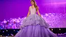 Lihat penampilan Taylor Swift mengenakan ball gown bernuansa ungu super cantik ini. Bak Disney Princess, Taylor Swift membiarkan rambut panjangnya tergerai dan tak lupa pulasan lipstik berwarna merah. [Foto: Instagram/taylorswift]