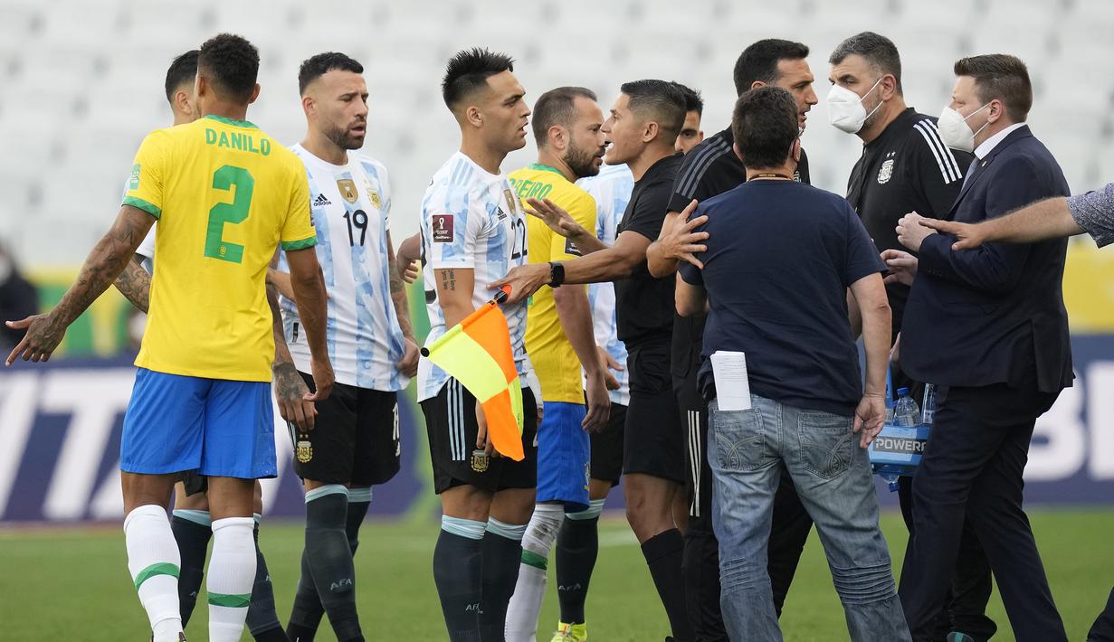 Kedua tim pun dilanda kebingungan. Pihak Anvisa meminta skuad Argentina untuk kembali ke ruang ganti dan laga pun dihentikan wasit. (Foto: AP/Andre Penner)