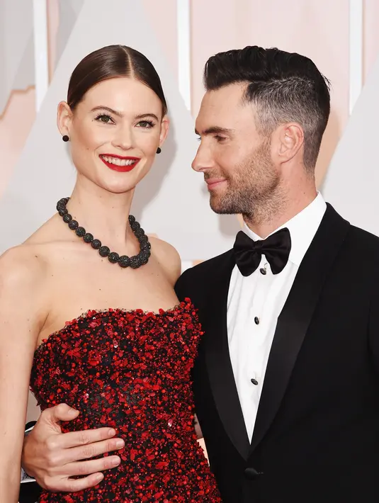 Adam dan Behati menjalin kasih sejak tahun 2012 dan menikah di tahun 2014. Di wawancara Entertainment Tonight, setelah menikah ini dirinya siap menjadi suami siaga saat istrinya hamil nanti dan seorang ayah untuk anaknya kelak. (AFP/Bintang.com)