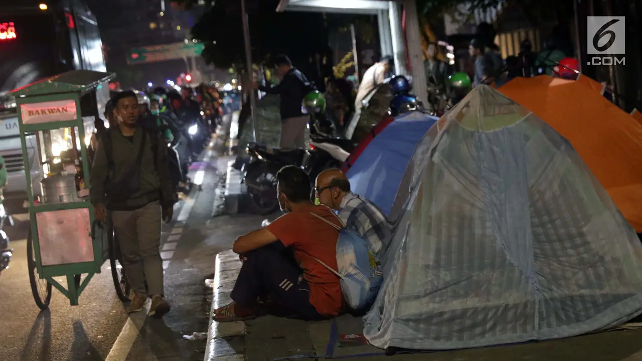 Potret Kehidupan Para Pencari Suaka di Malam Hari