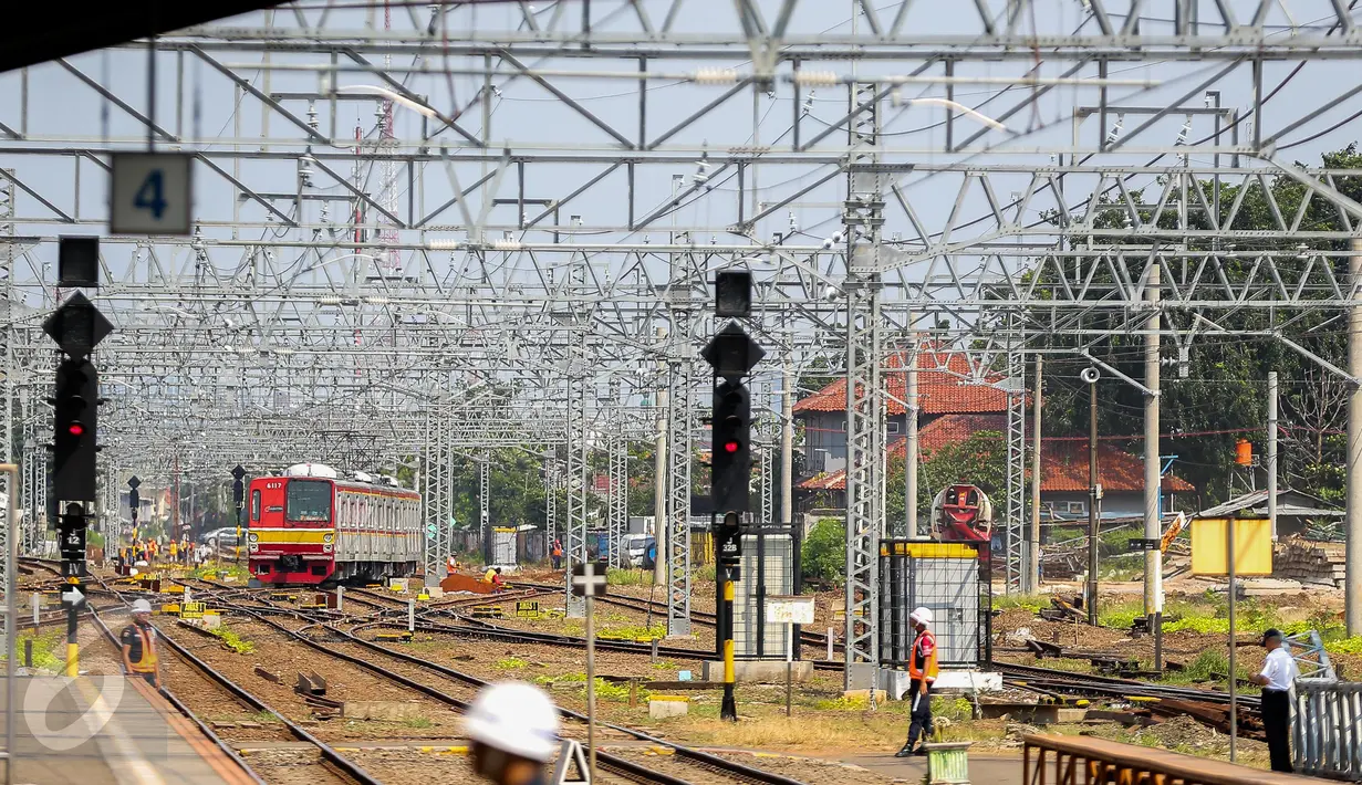 Kereta rel listrik (KRL) melintas di Stasiun Manggarai, Jakarta, Selasa (28/3). Rute KRL Bekasi-Jakarta Kota akan mengalami perubahan. KRL tidak lagi melewati jalur Stasiun Manggarai, melainkan Stasiun Pasar Senen. (Liputan6.com/Faizal Fanani)